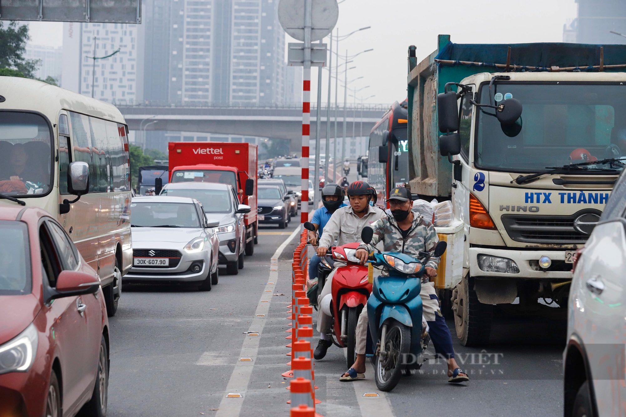 Ôtô xe máy chen chúc, băng qua cọc tiêu trong ngày đầu thông xe cầu vượt thép Mai Dịch- Ảnh 5.