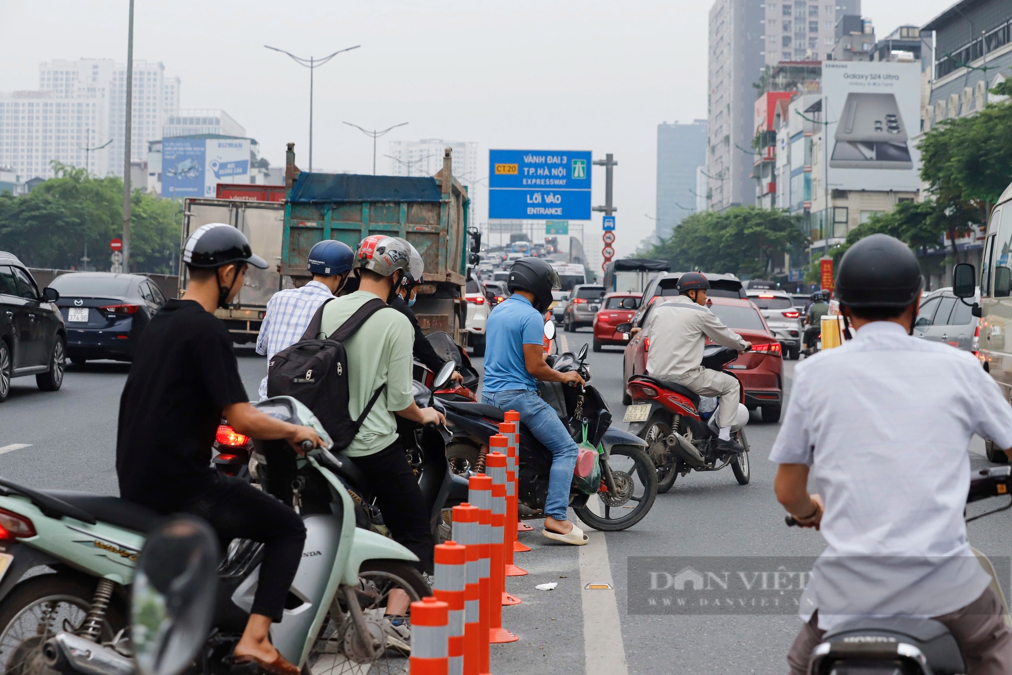 Ôtô xe máy chen chúc, băng qua cọc tiêu trong ngày đầu thông xe cầu vượt thép Mai Dịch- Ảnh 6.