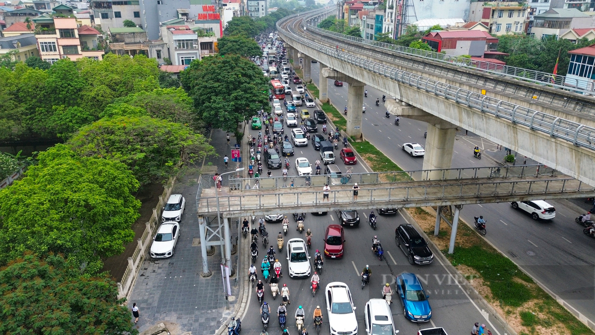 Ôtô xe máy chen chúc, băng qua cọc tiêu trong ngày đầu thông xe cầu vượt thép Mai Dịch- Ảnh 7.