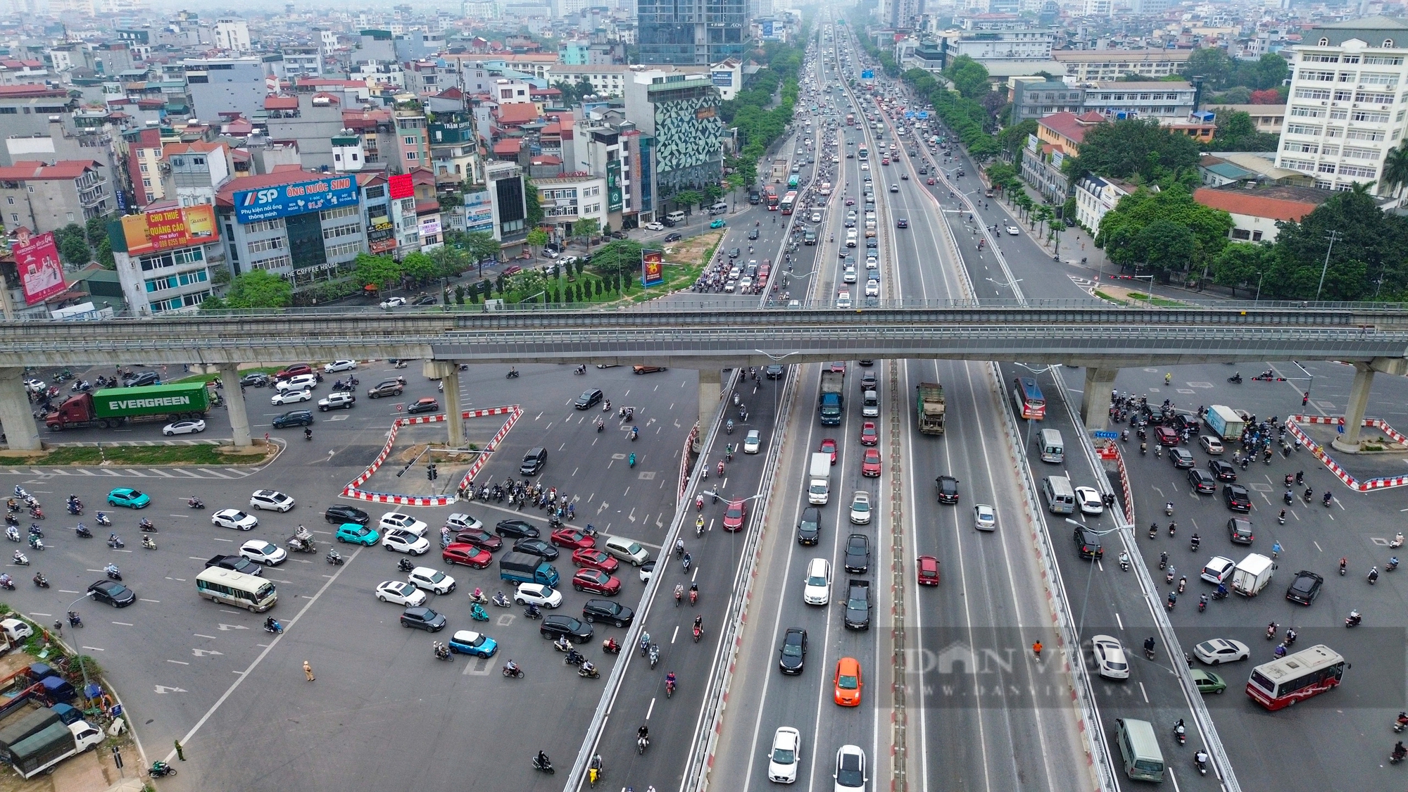 Ôtô xe máy chen chúc, băng qua cọc tiêu trong ngày đầu thông xe cầu vượt thép Mai Dịch- Ảnh 10.