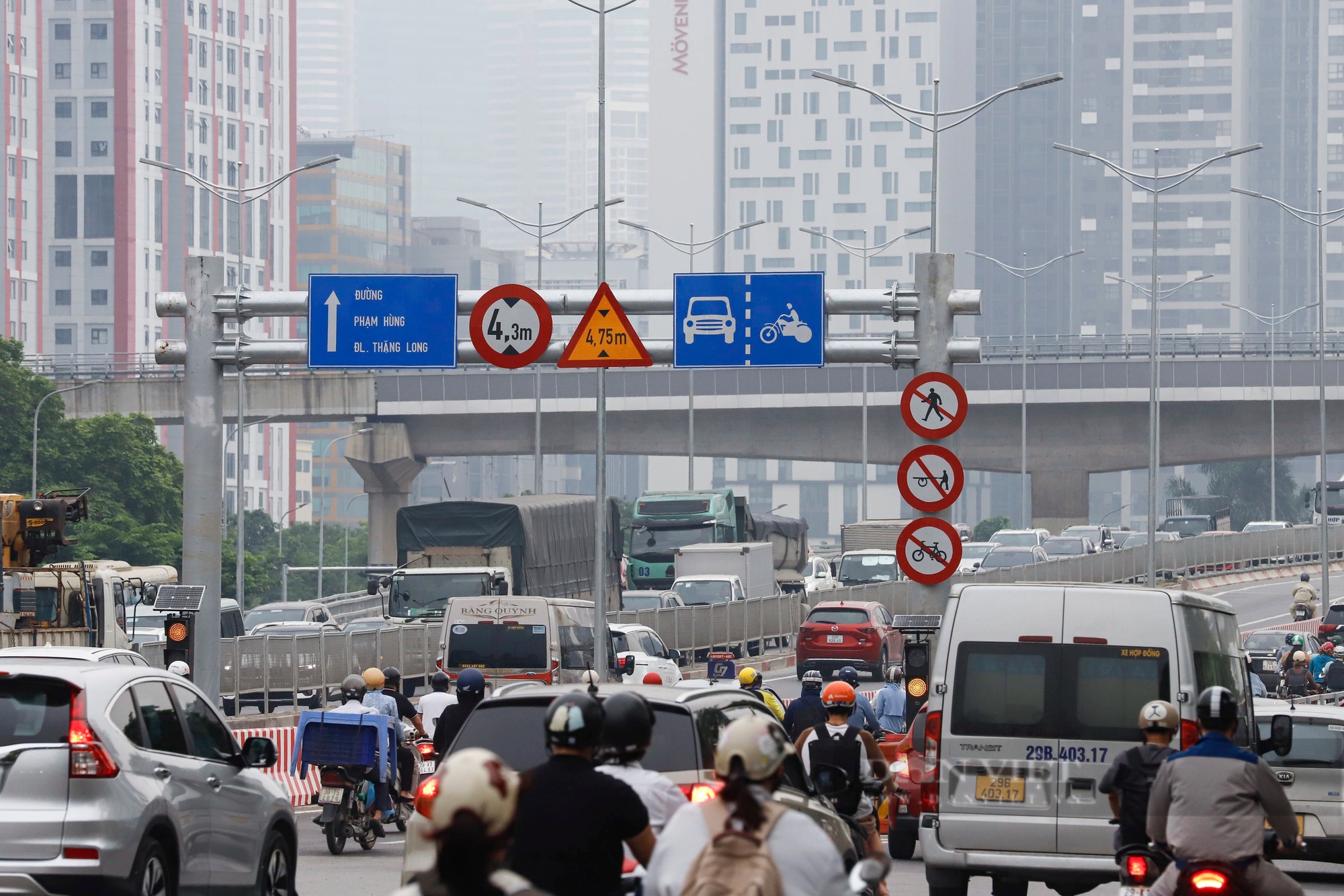 Ôtô xe máy chen chúc, băng qua cọc tiêu trong ngày đầu thông xe cầu vượt thép Mai Dịch- Ảnh 4.