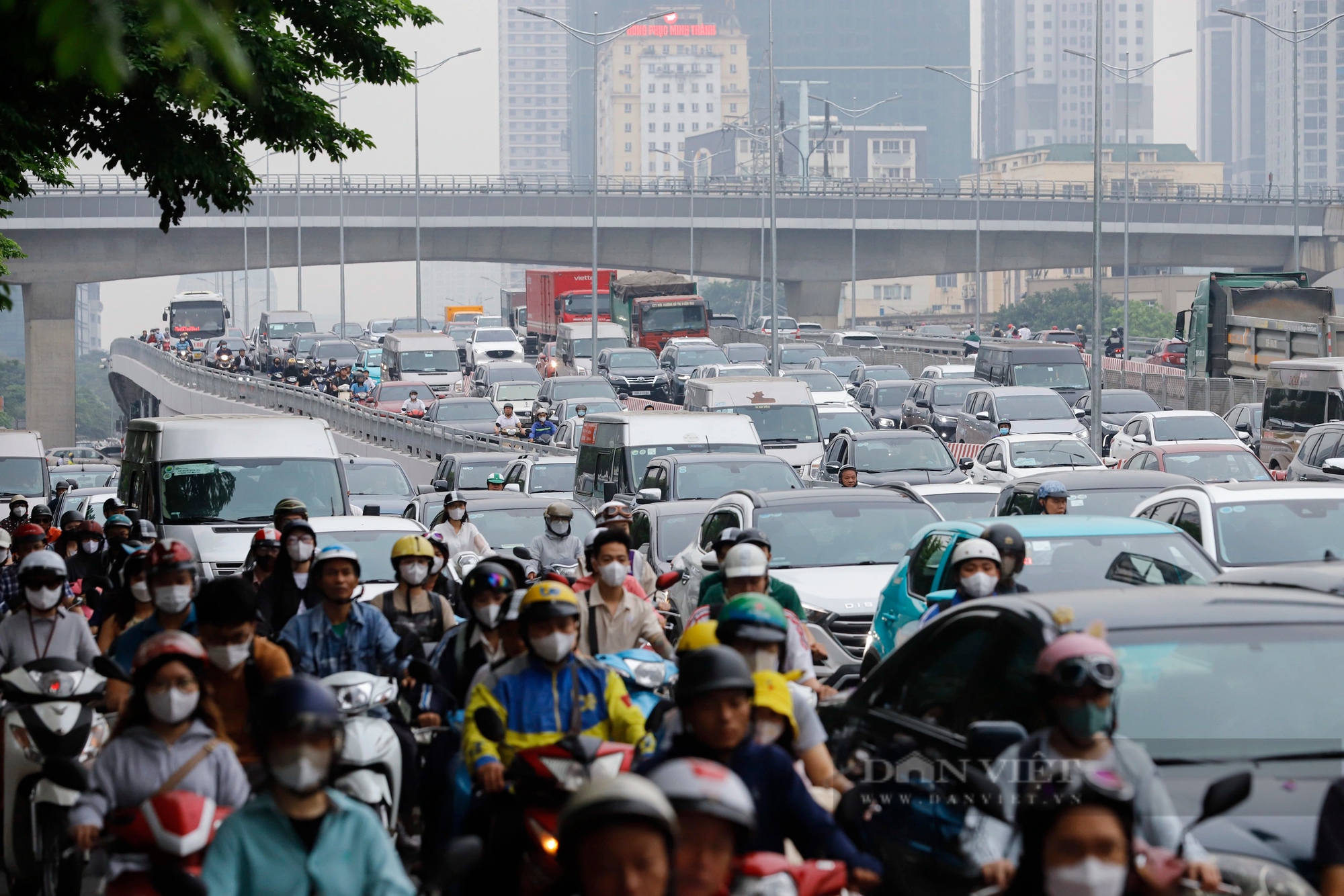 Ôtô xe máy chen chúc, băng qua cọc tiêu trong ngày đầu thông xe cầu vượt thép Mai Dịch- Ảnh 8.