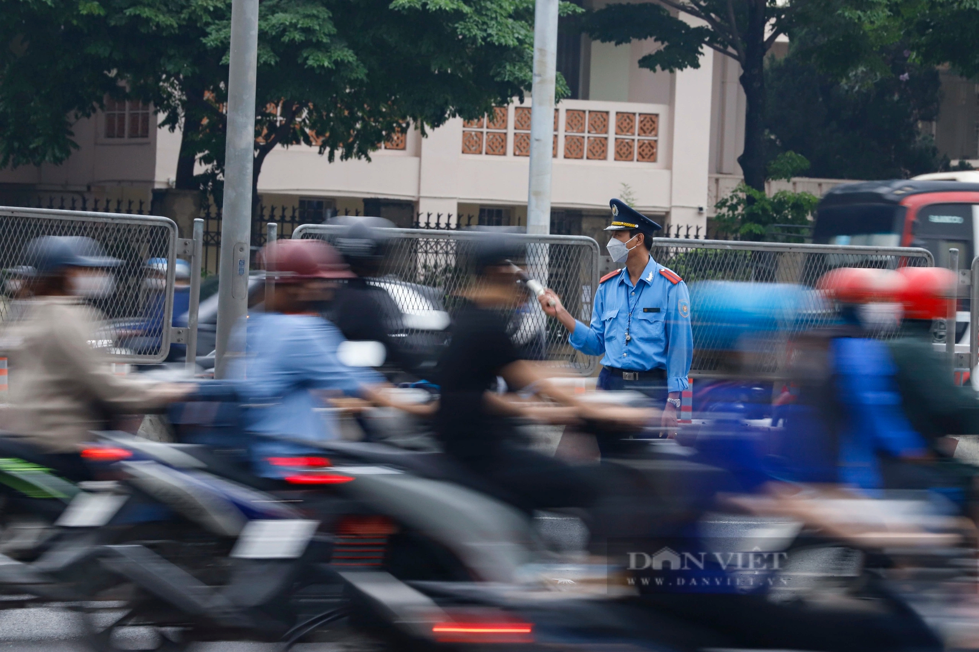 Ôtô xe máy chen chúc, băng qua cọc tiêu trong ngày đầu thông xe cầu vượt thép Mai Dịch- Ảnh 9.