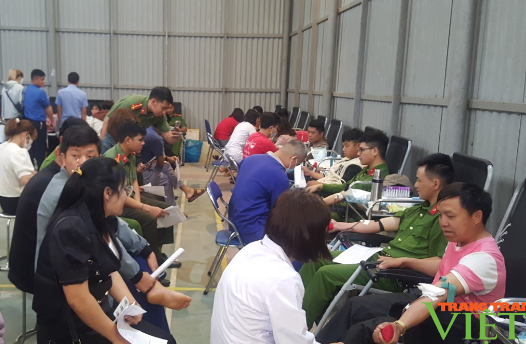 Lai Châu: 400 tình nguyện viên ở huyện Sìn Hồ tham gia hiến máu cứu người- Ảnh 1.