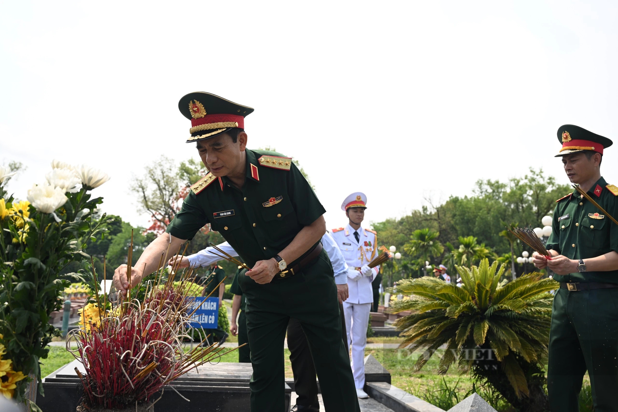 Bộ trưởng Bộ Quốc phòng, Bộ Công an dâng hương tưởng nhớ các anh hùng, liệt sĩ tại Điện Biên Phủ- Ảnh 7.