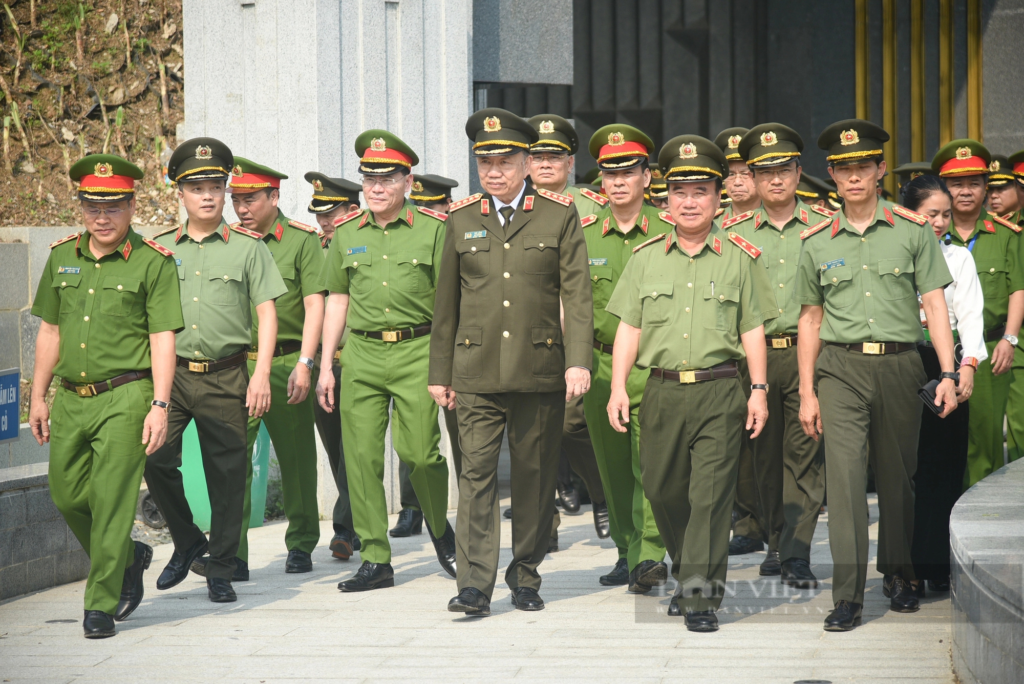 Bộ trưởng Bộ Quốc phòng, Bộ Công an dâng hương tưởng nhớ các anh hùng, liệt sĩ tại Điện Biên Phủ- Ảnh 8.