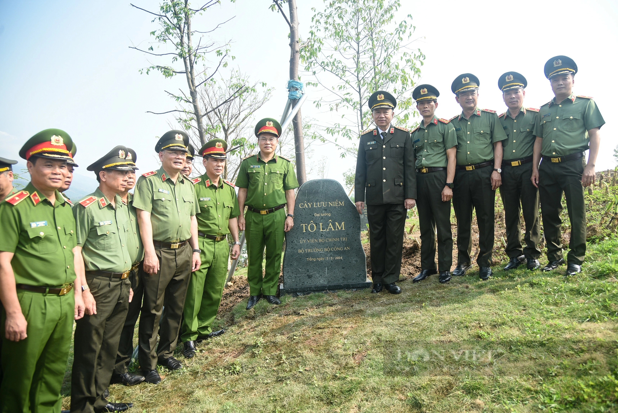 Bộ trưởng Bộ Quốc phòng, Bộ Công an dâng hương tưởng nhớ các anh hùng, liệt sĩ tại Điện Biên Phủ- Ảnh 12.