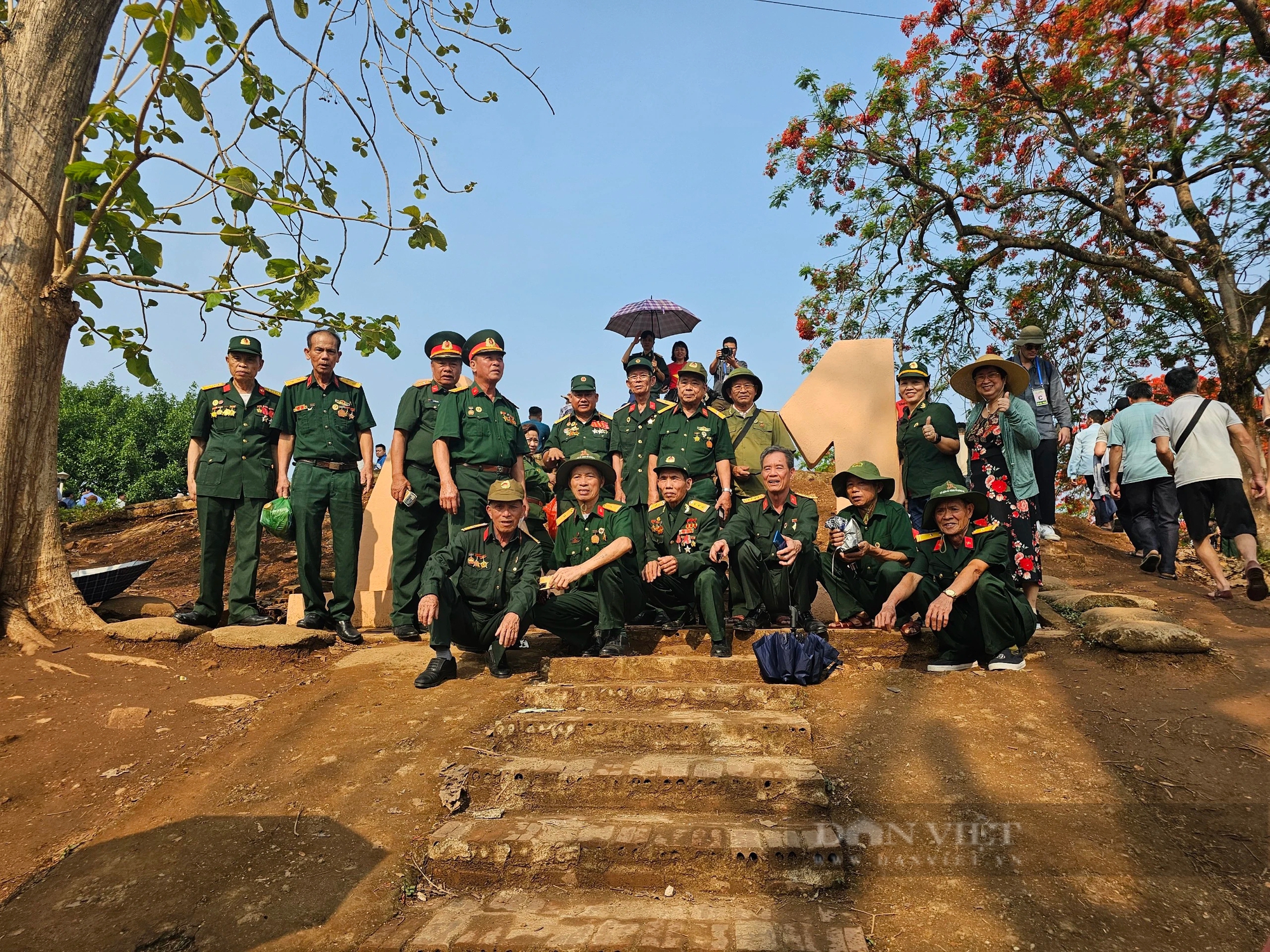 Người dân khắp nơi nô nức kéo về Điện Biên Phủ- Ảnh 1.