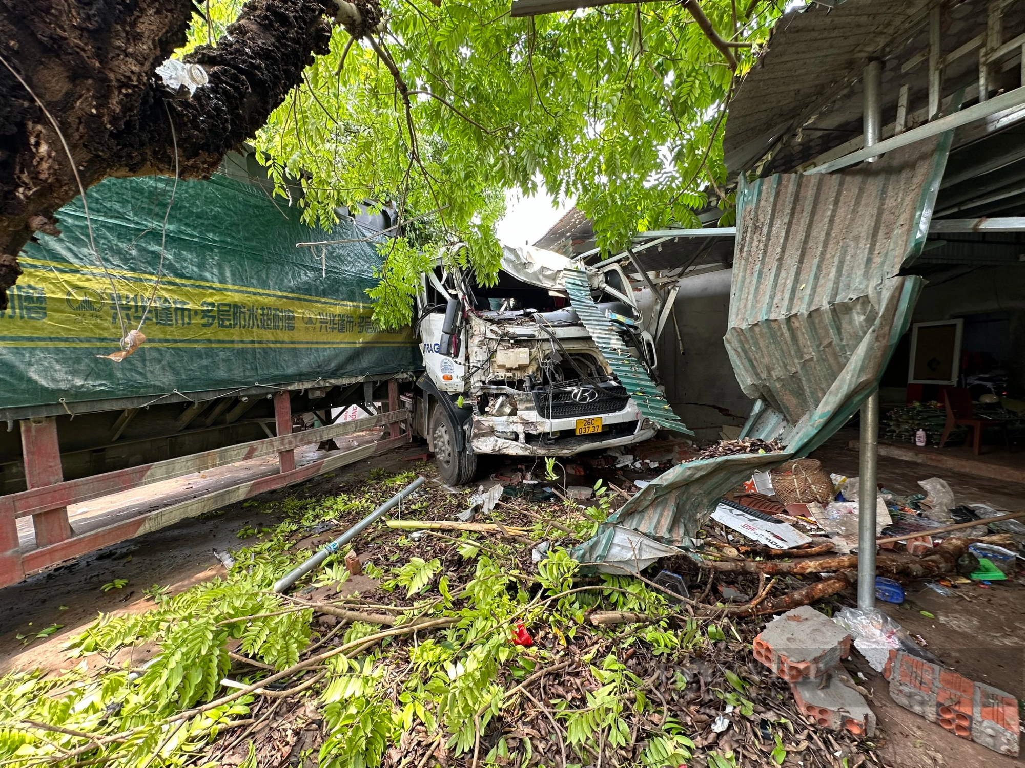 Thông tin mới vụ xe đầu kéo lao vào nhà dân khiến 8 người thương vong ở Sơn La
- Ảnh 2.