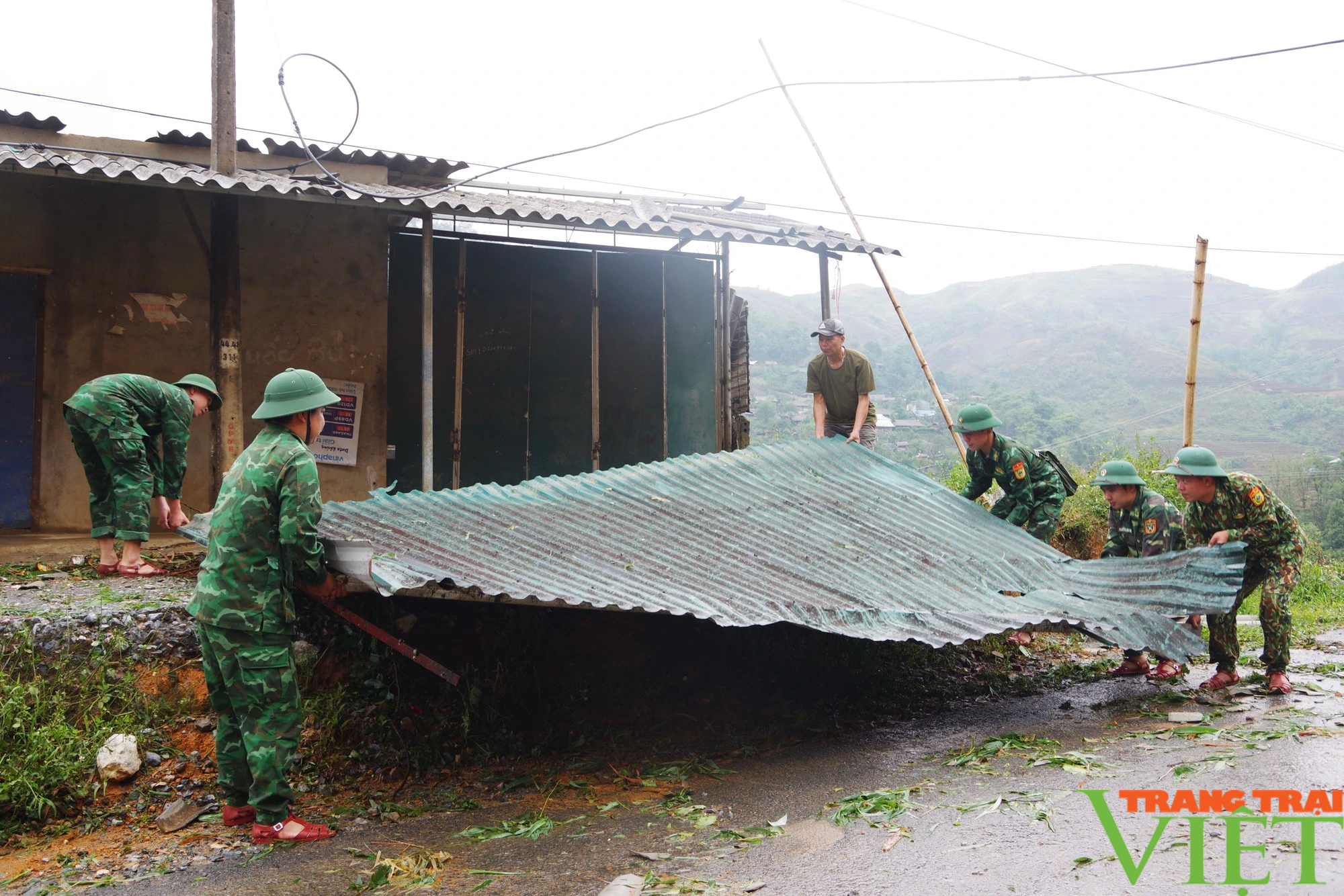 Lai Châu: Hơn 30 cán bộ chiến sĩ biên phòng giúp dân khắc phục hậu quả thiên tai- Ảnh 1.