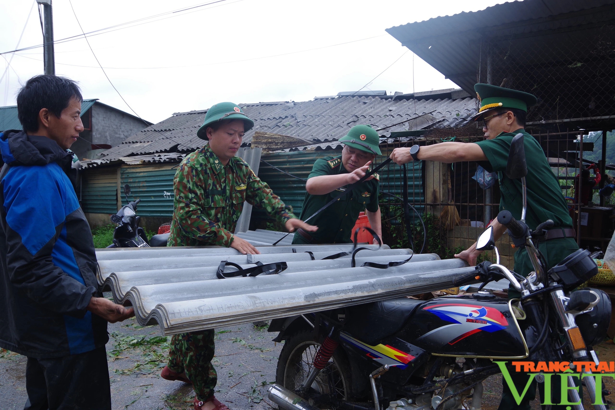 Lai Châu: Hơn 30 cán bộ chiến sĩ biên phòng giúp dân khắc phục hậu quả thiên tai- Ảnh 2.