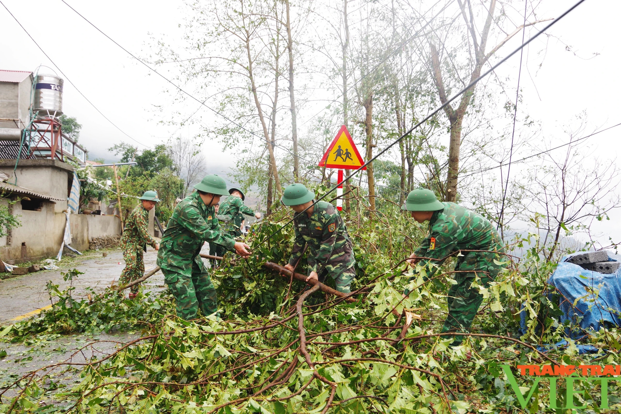 Lai Châu: Hơn 30 cán bộ chiến sĩ biên phòng giúp dân khắc phục hậu quả thiên tai- Ảnh 5.