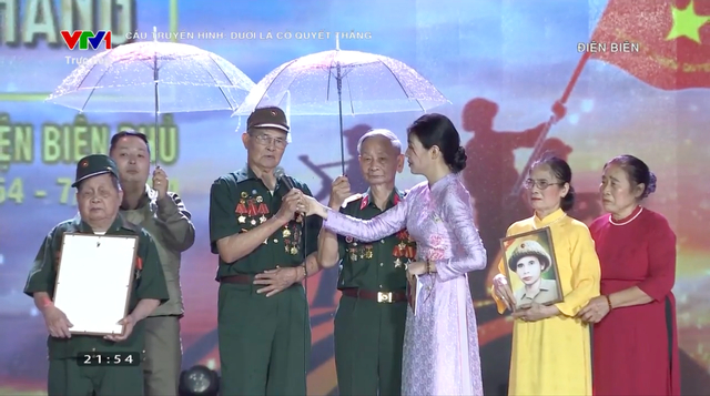 Cuộc hội ngộ đẫm nước mắt của con gái liệt sỹ Nguyễn Thiện Thuật với 3 đồng đội của cha- Ảnh 2.