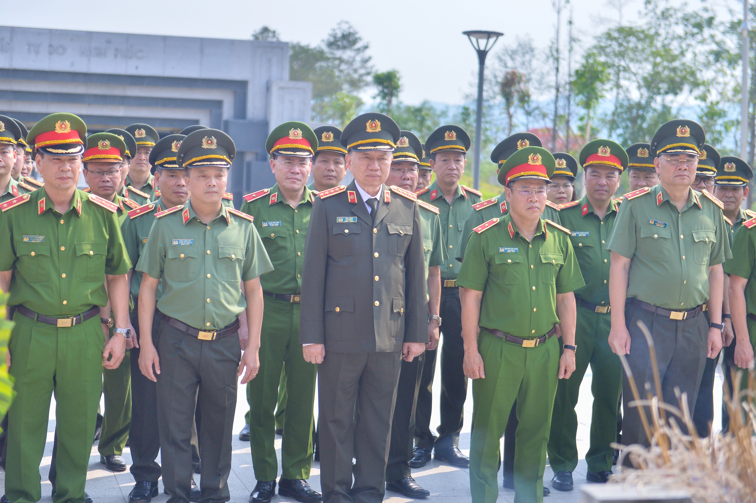 Bộ trưởng Bộ Quốc phòng, Bộ Công an dâng hương tưởng nhớ các anh hùng, liệt sĩ tại Điện Biên Phủ- Ảnh 2.