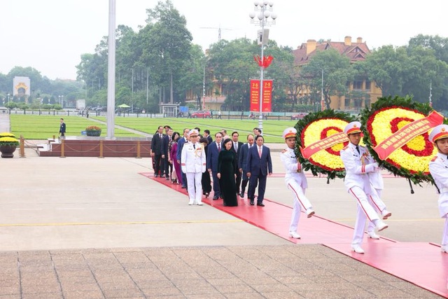 Lãnh đạo Đảng, Nhà nước vào Lăng viếng Chủ tịch Hồ Chí Minh nhân dịp 70 năm Chiến thắng Điện Biên Phủ- Ảnh 1.