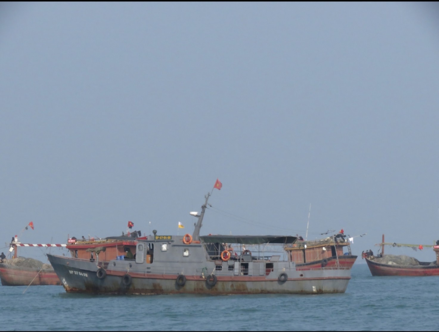 Quảng Bình: Giông lốc trên biển, 2 tàu cá gặp nạn, nhiều ngư dân mất tích- Ảnh 1.