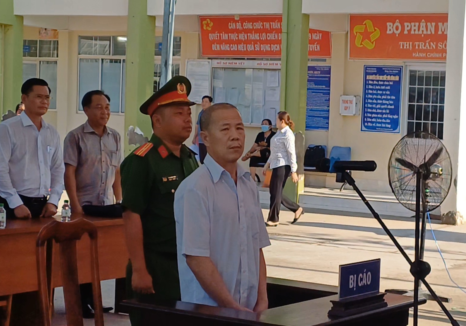 Cà Mau: Xét xử lưu động người đàn ông tổ chức cho ngư dân Việt Nam ra nước ngoài đánh bắt trái phép- Ảnh 1.