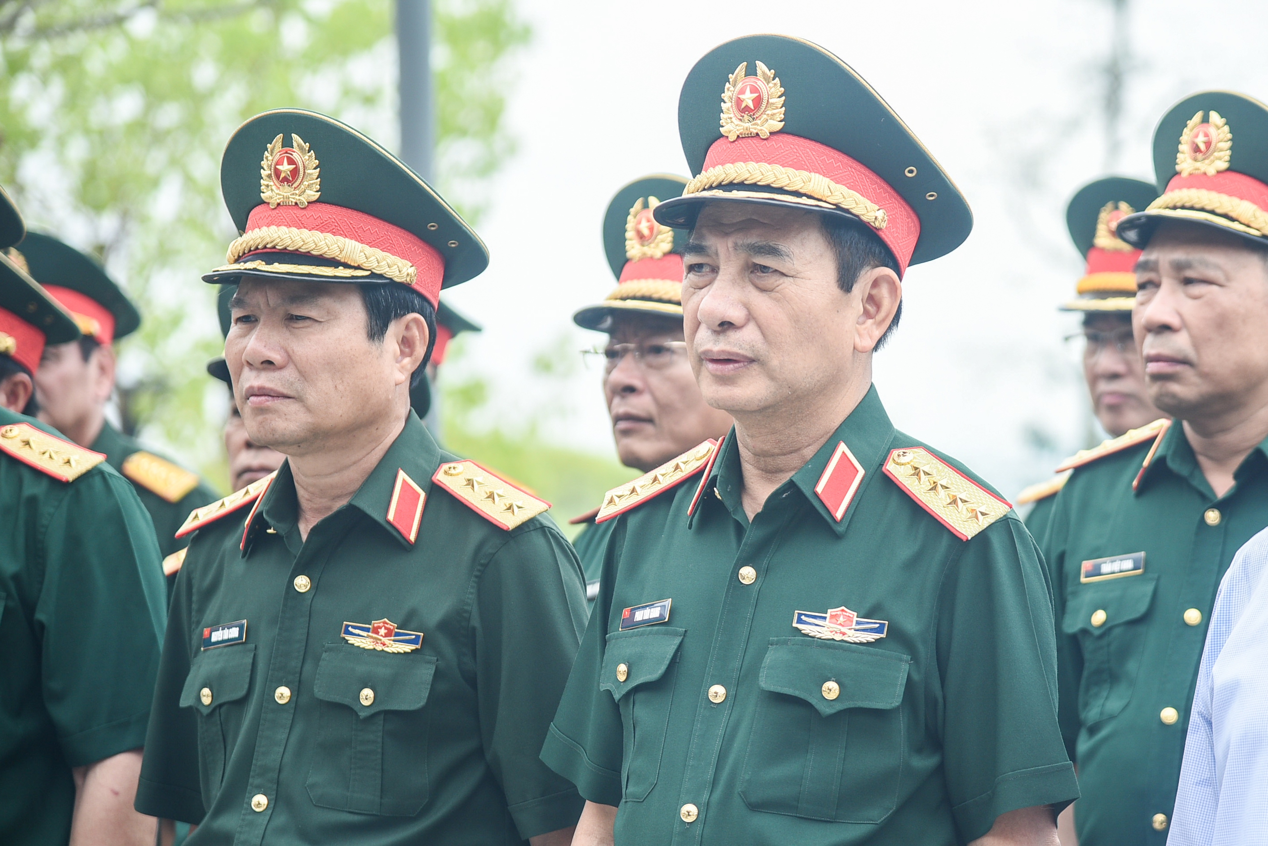 Bộ trưởng Bộ Quốc phòng, Bộ Công an dâng hương tưởng nhớ các anh hùng, liệt sĩ tại Điện Biên Phủ- Ảnh 1.