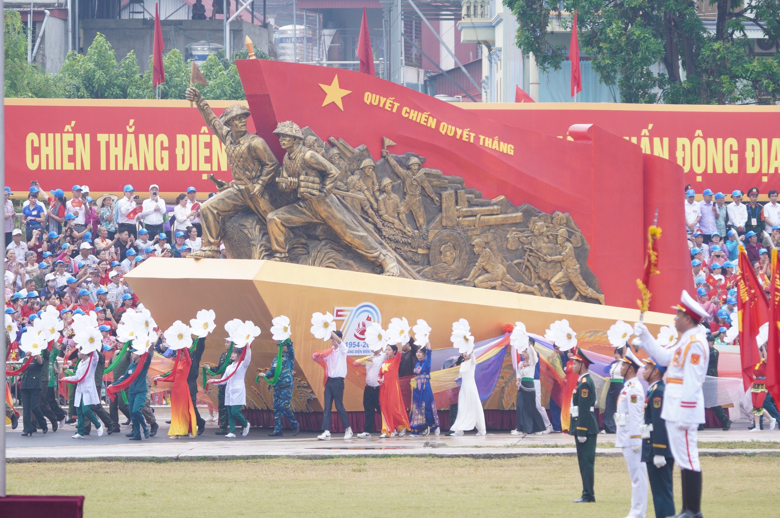 Hình ảnh đẹp, hào hùng về Lễ diễu binh diễu hành kỷ niệm 70 năm chiến thắng Điện Biên Phủ- Ảnh 6.