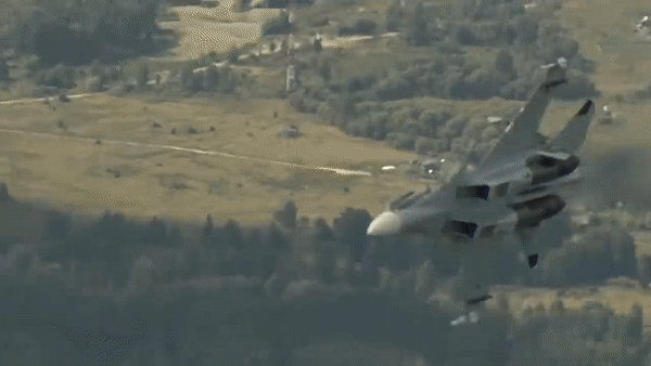 Chiến đấu cơ Su-30SM Nga khiến tiêm kích Ukraine không thể cất cánh?- Ảnh 4.