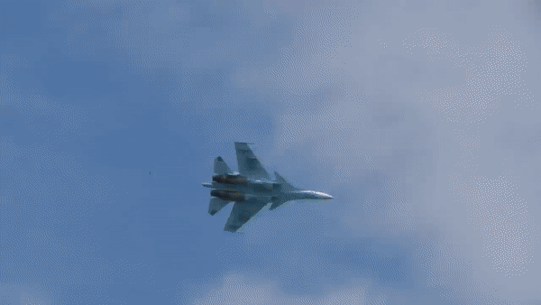 Chiến đấu cơ Su-30SM Nga khiến tiêm kích Ukraine không thể cất cánh?- Ảnh 5.