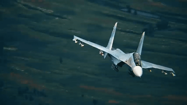 Chiến đấu cơ Su-30SM Nga khiến tiêm kích Ukraine không thể cất cánh?- Ảnh 7.