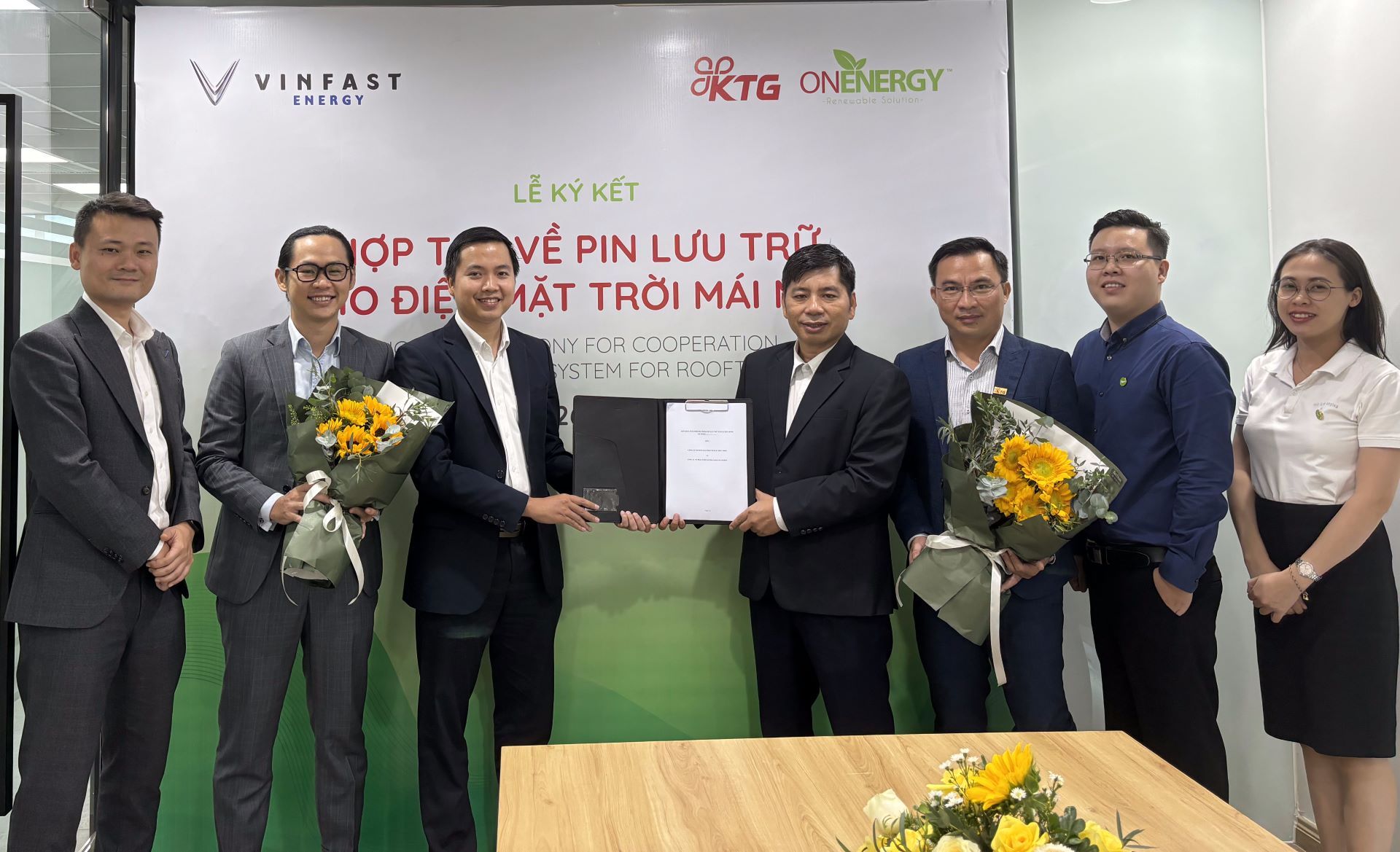 Ông Võ Lê Duy Đức - Giám đốc Đầu tư và Phát triển Năng lượng VinFast (bên trái) và Ông Trần Ngọc Tuấn Khanh - Tổng Giám đốc Công ty ON Energy ký kết thỏa thuận hợp tác.