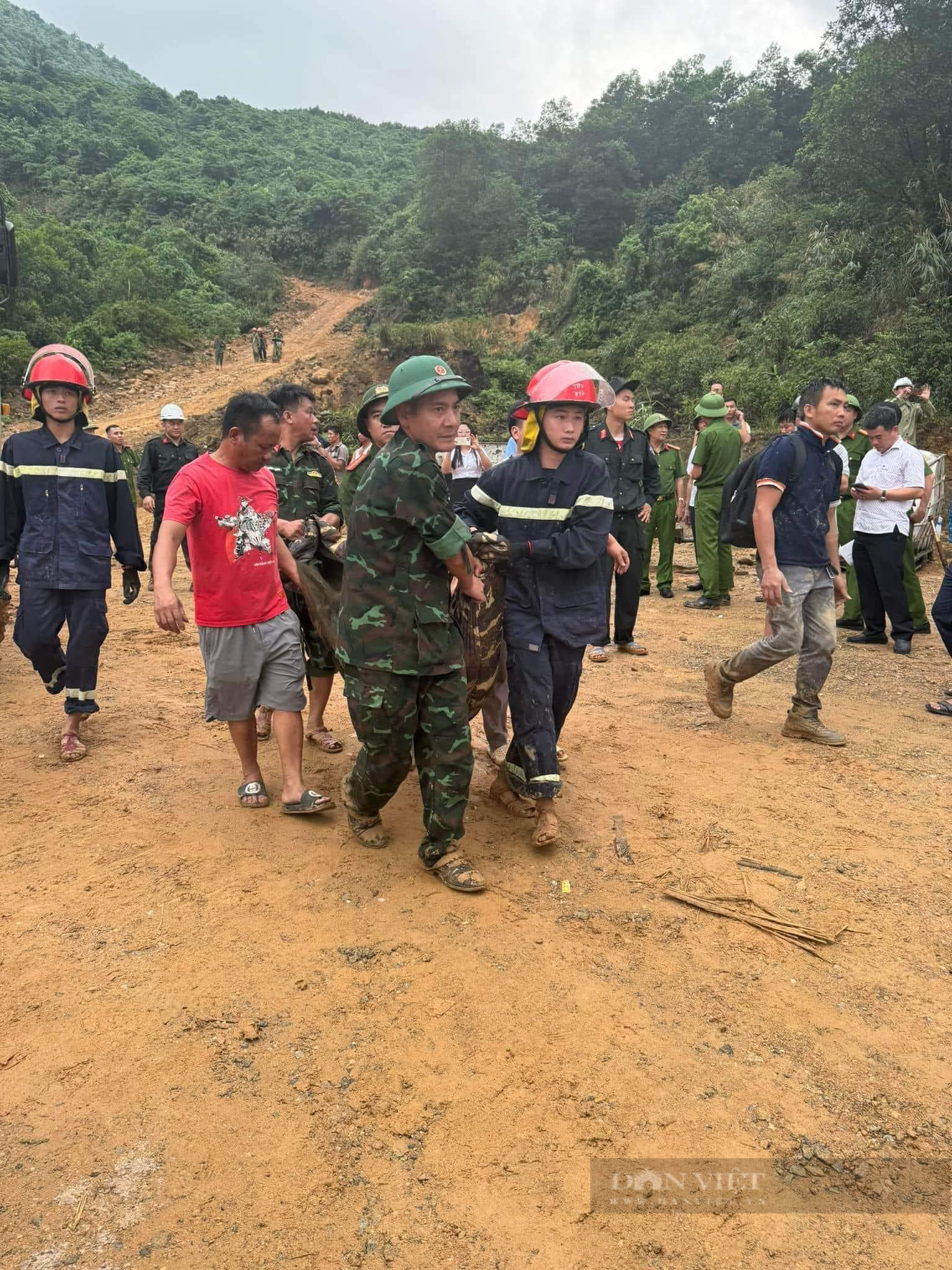 Cận cảnh vụ sạt lở núi khiến 3 công nhân thi công móng cột đường dây điện 500kV ở Hà Tĩnh tử vong- Ảnh 1.