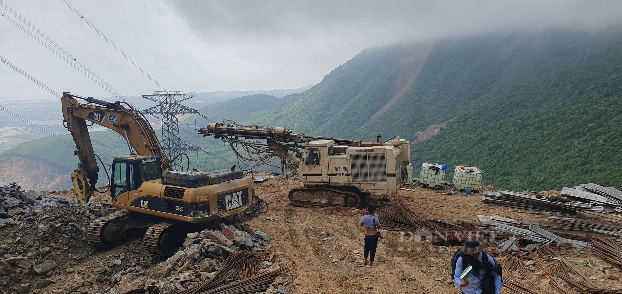 Cận cảnh vụ sạt lở núi khiến 3 công nhân thi công móng cột đường dây điện 500kV ở Hà Tĩnh tử vong- Ảnh 2.