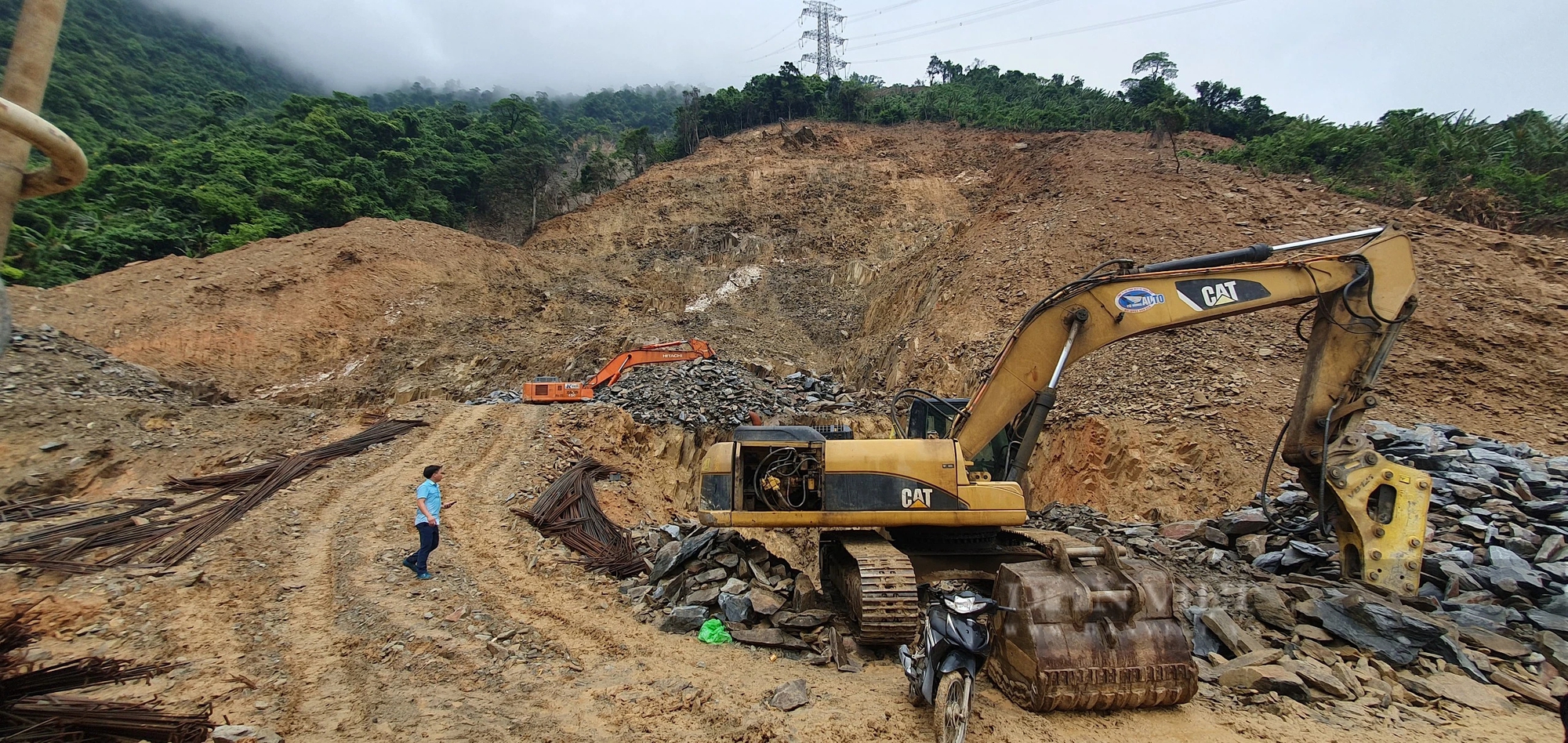 Cận cảnh vụ sạt lở núi khiến 3 công nhân thi công móng cột đường dây điện 500kV ở Hà Tĩnh tử vong- Ảnh 4.
