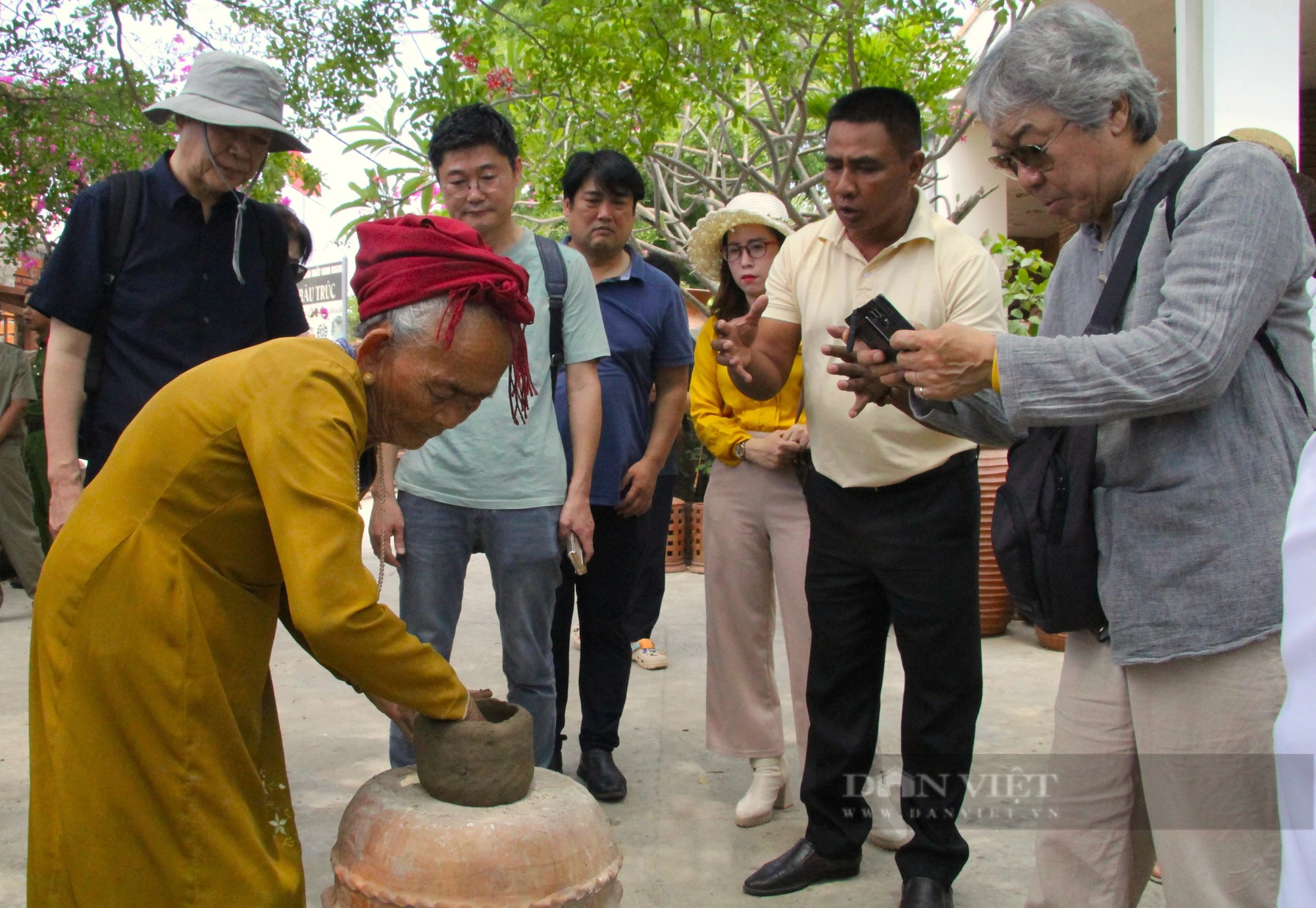 Được tặng sản phẩm gốm Chăm khi đến thăm, làm việc tại Ninh Thuận- Ảnh 3.