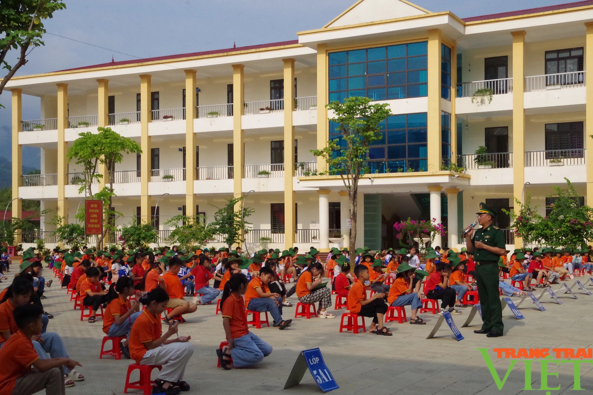 Lai Châu: 400 học sinh ở Lai Châu tham gia "Tiết học biên cương"- Ảnh 2.