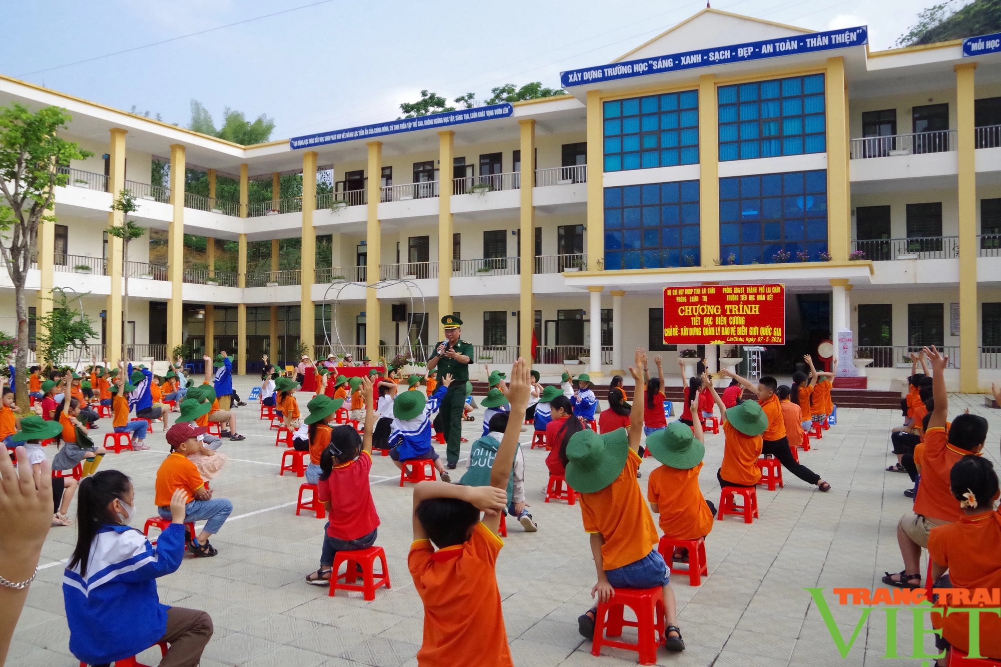 Lai Châu: 400 học sinh ở Lai Châu tham gia "Tiết học biên cương"- Ảnh 3.