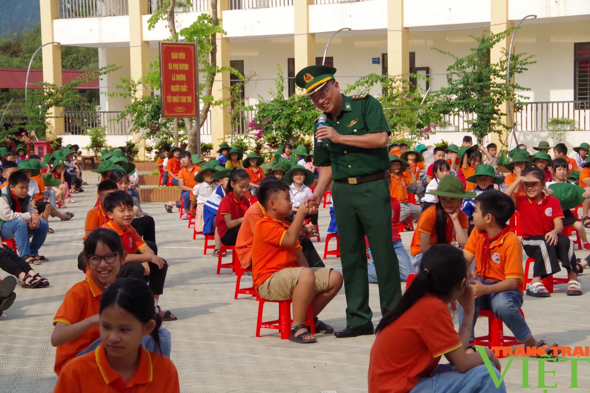 Lai Châu: 400 học sinh ở Lai Châu tham gia "Tiết học biên cương"- Ảnh 4.