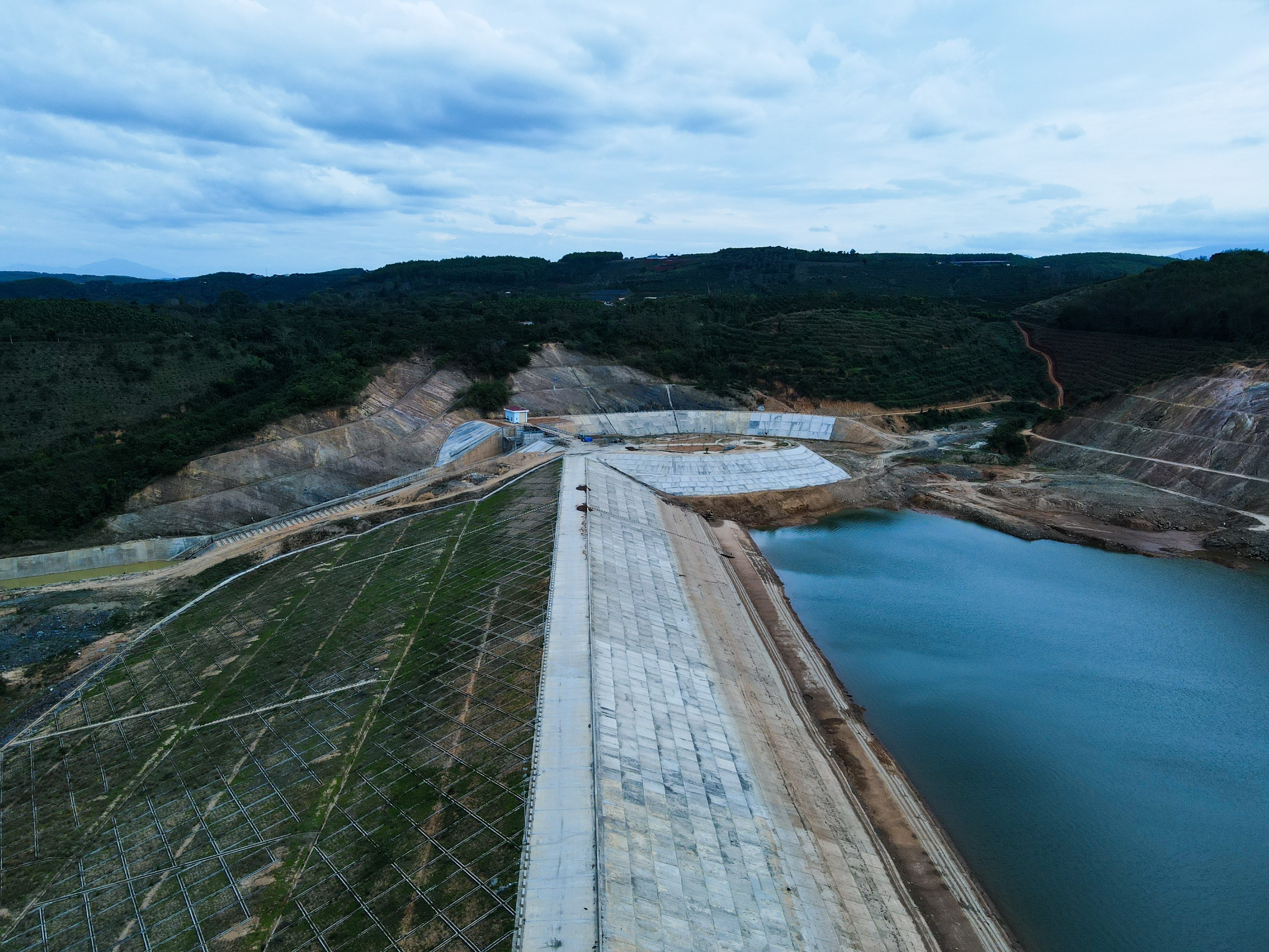 Chưa đưa vào sử dụng, hồ chứa nước trăm tỷ ở Đắk Nông đã xuất hiện vết nứt, xói lở - Ảnh 1.