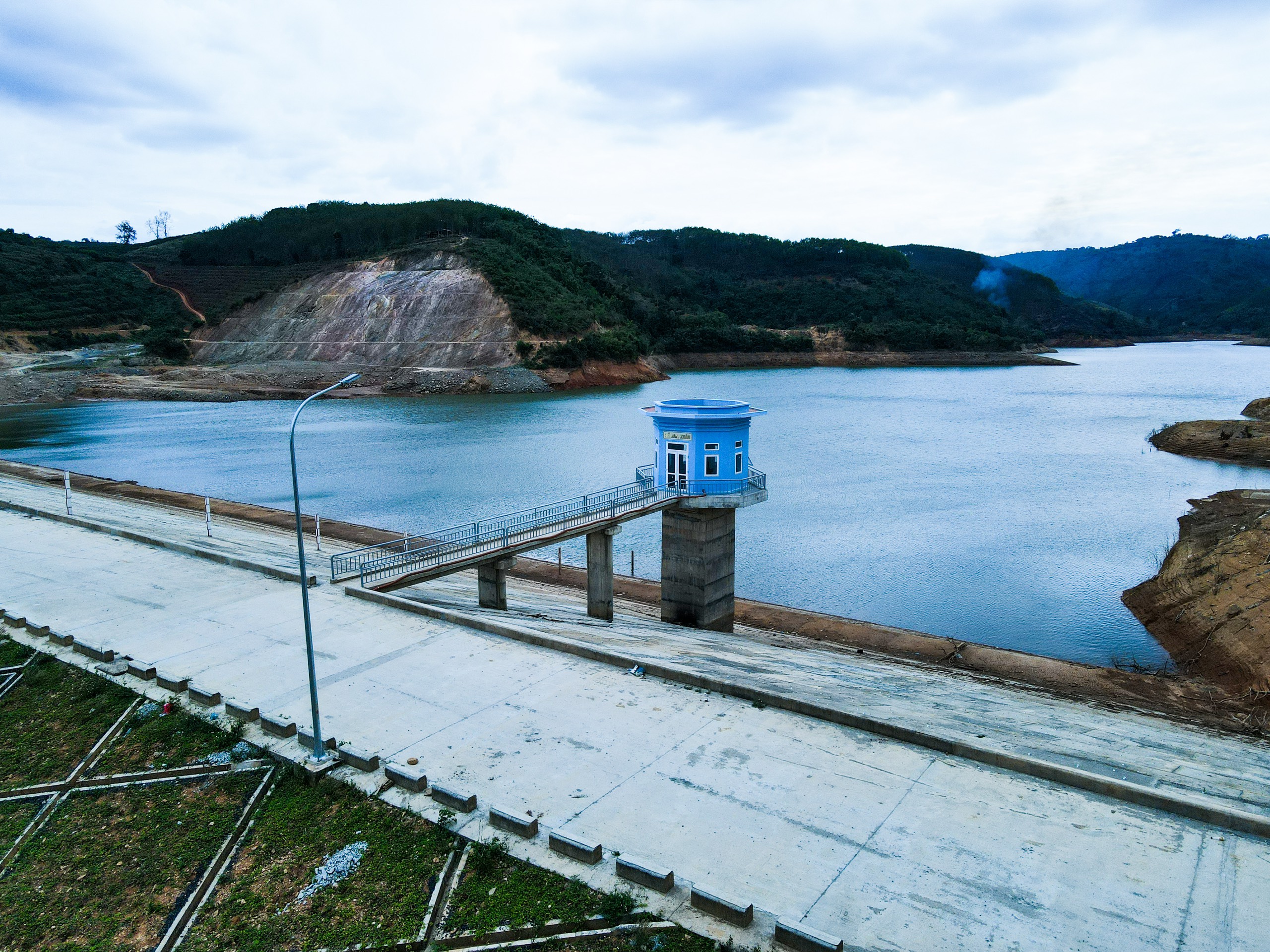 Chưa đưa vào sử dụng, hồ chứa nước trăm tỷ ở Đắk Nông đã xuất hiện vết nứt, xói lở - Ảnh 2.