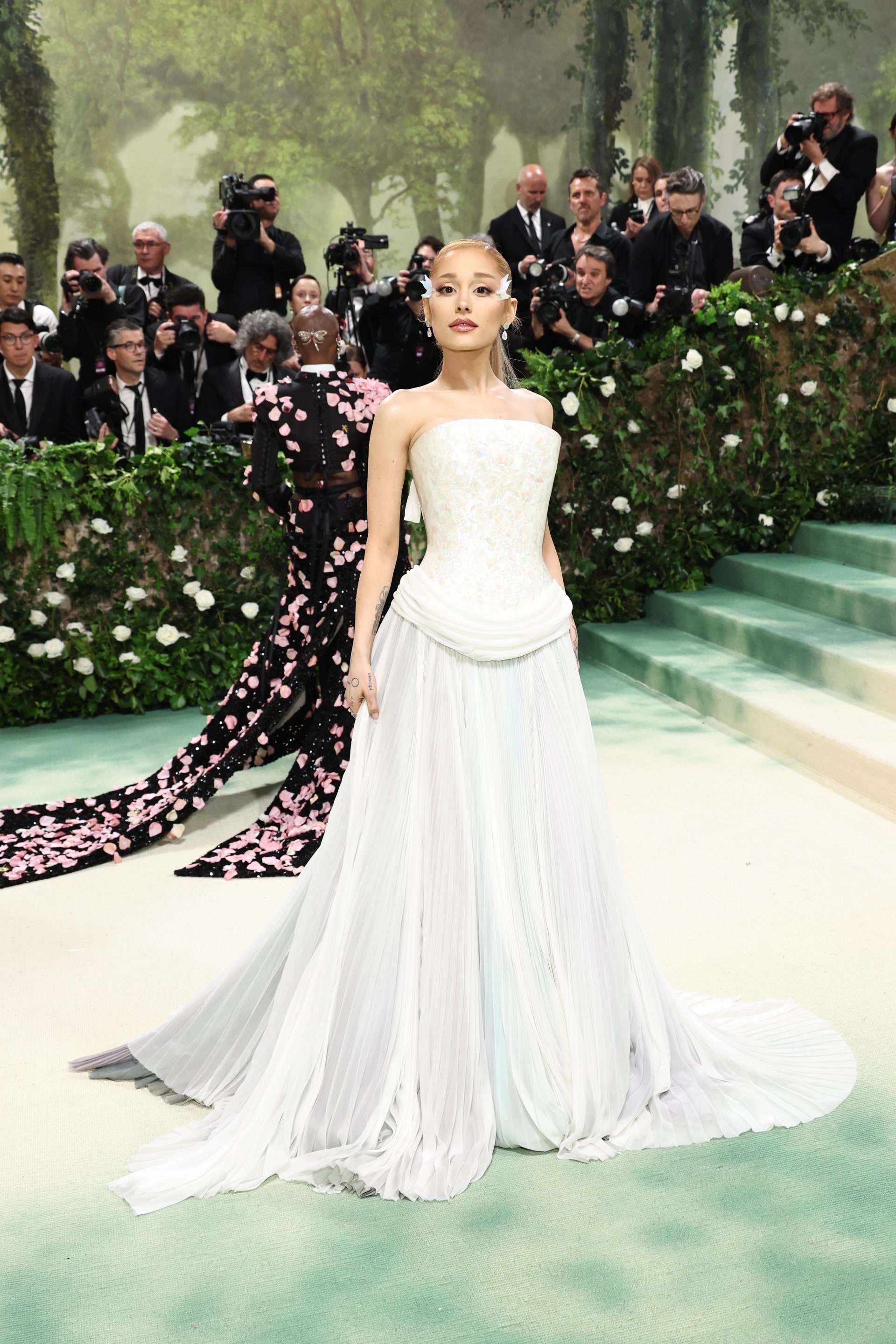 Met Gala 2024: “Rửa mắt” với những bộ cánh của dàn sao trong đêm hội thời trang hoành tráng nhất hành tinh- Ảnh 15.