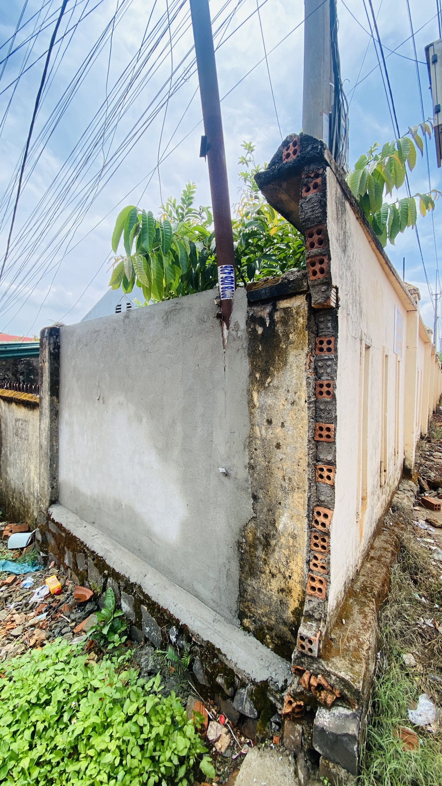 Tường rào một trường tiểu học ở Đắk Nông tiếp tục đổ sập- Ảnh 2.