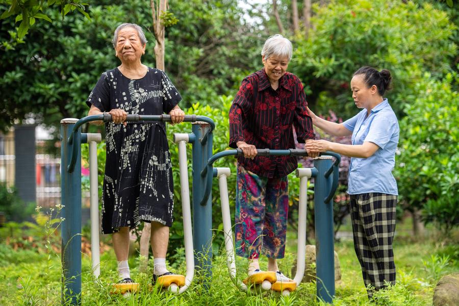 Dân số già đi nhanh chóng, hàng triệu người Trung Quốc không thể nghỉ hưu- Ảnh 3.