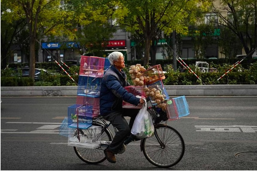 Dân số già đi nhanh chóng, hàng triệu người Trung Quốc không thể nghỉ hưu- Ảnh 1.
