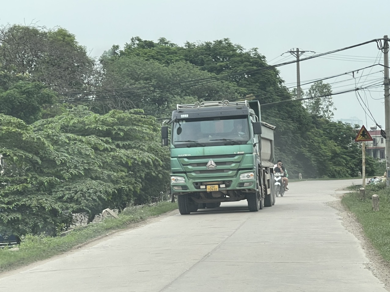 Huyện Đông Anh (Hà Nội): Bãi vật liệu không phép nằm trên hành lang thoát lũ sông Hồng- Ảnh 4.