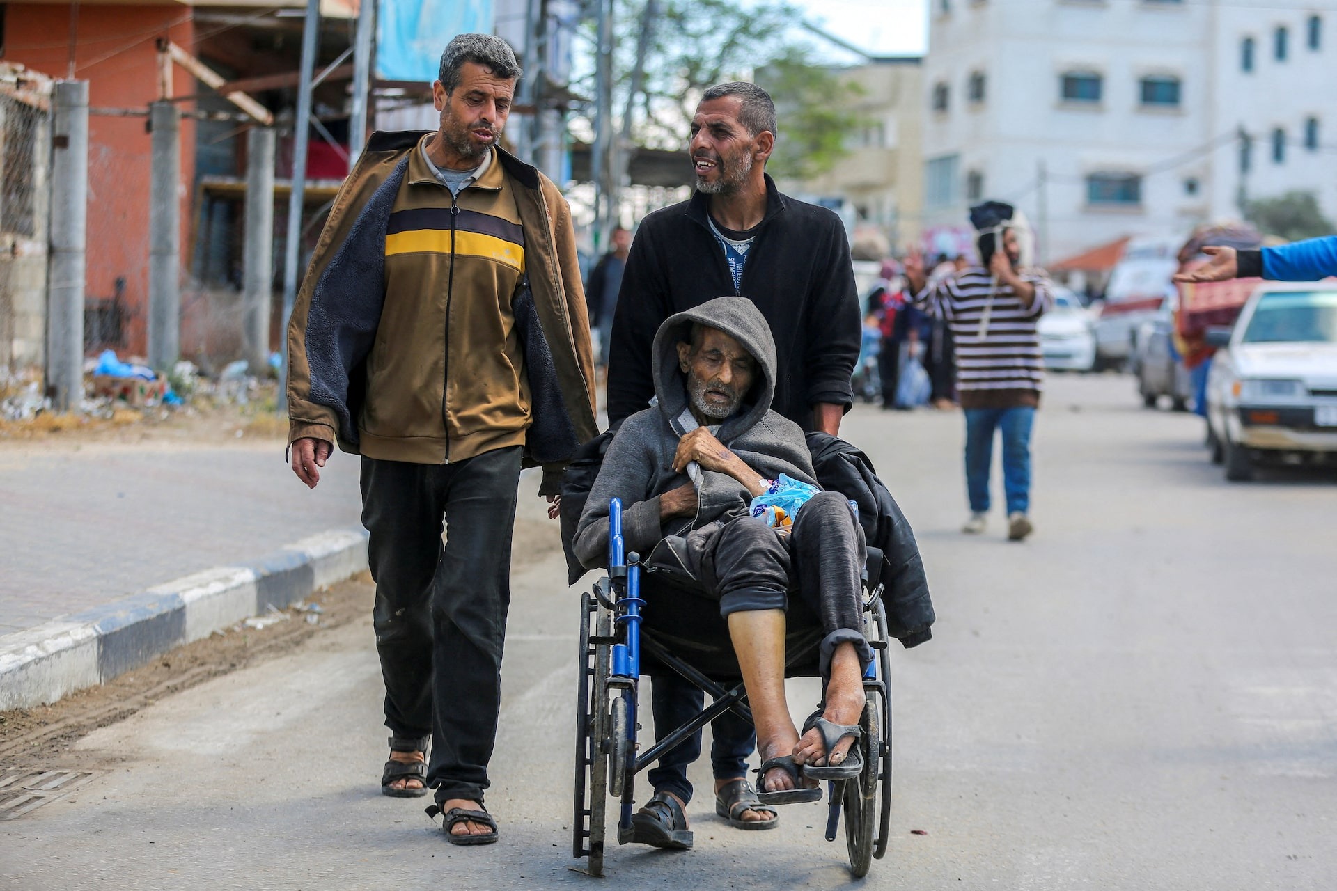 Người Palestine chán nản, hoảng loạn sơ tán khỏi "nơi trú ẩn cuối cùng" trên Dải Gaza- Ảnh 4.