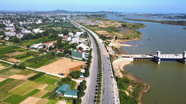 Quảng Ngãi: Công trình 3500 tỷ đồng nhưng phương tiện thi công chỉ tính "trên đầu ngón tay"- Ảnh 1.