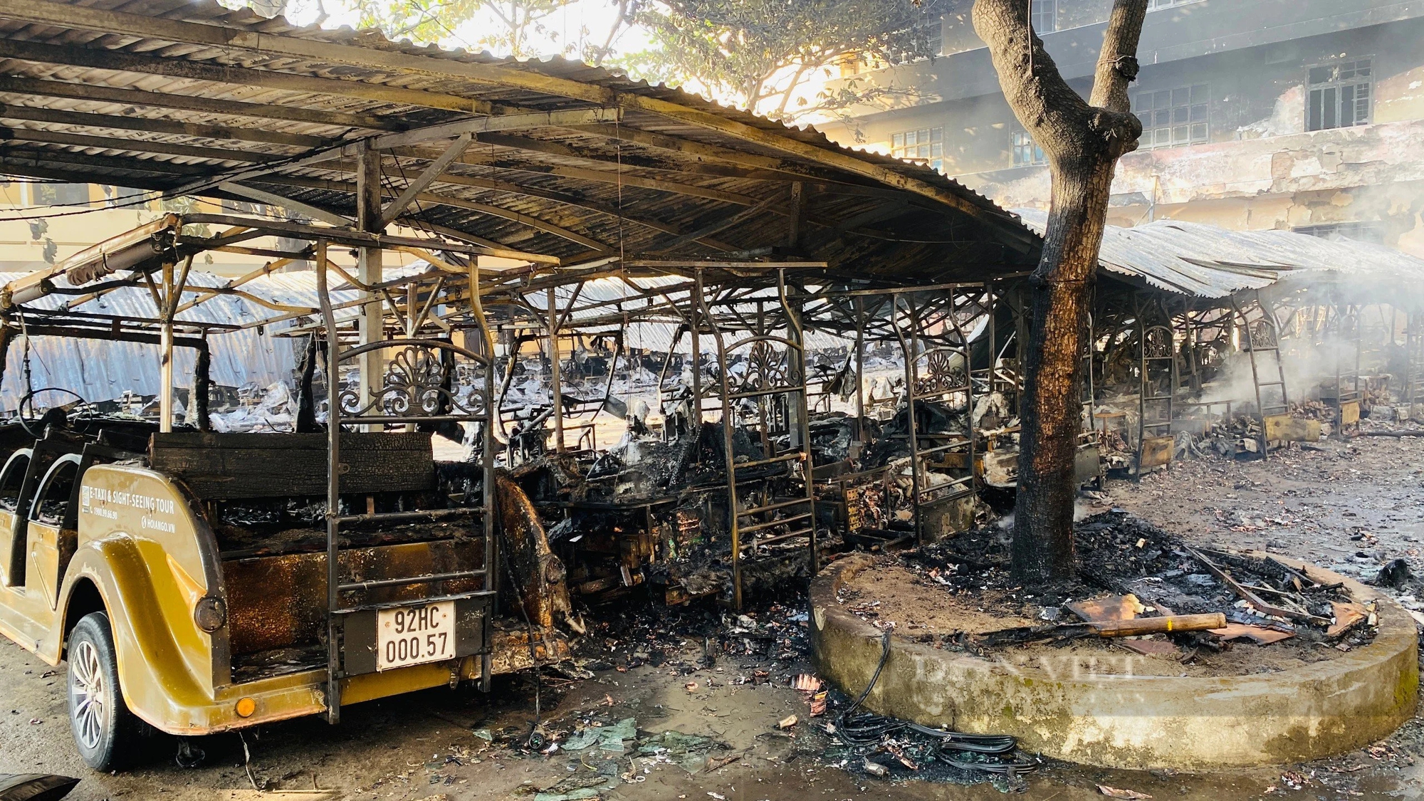 Cận cảnh 40 chiếc xe điện du lịch bị cháy trơ khung ở Quảng Nam- Ảnh 1.