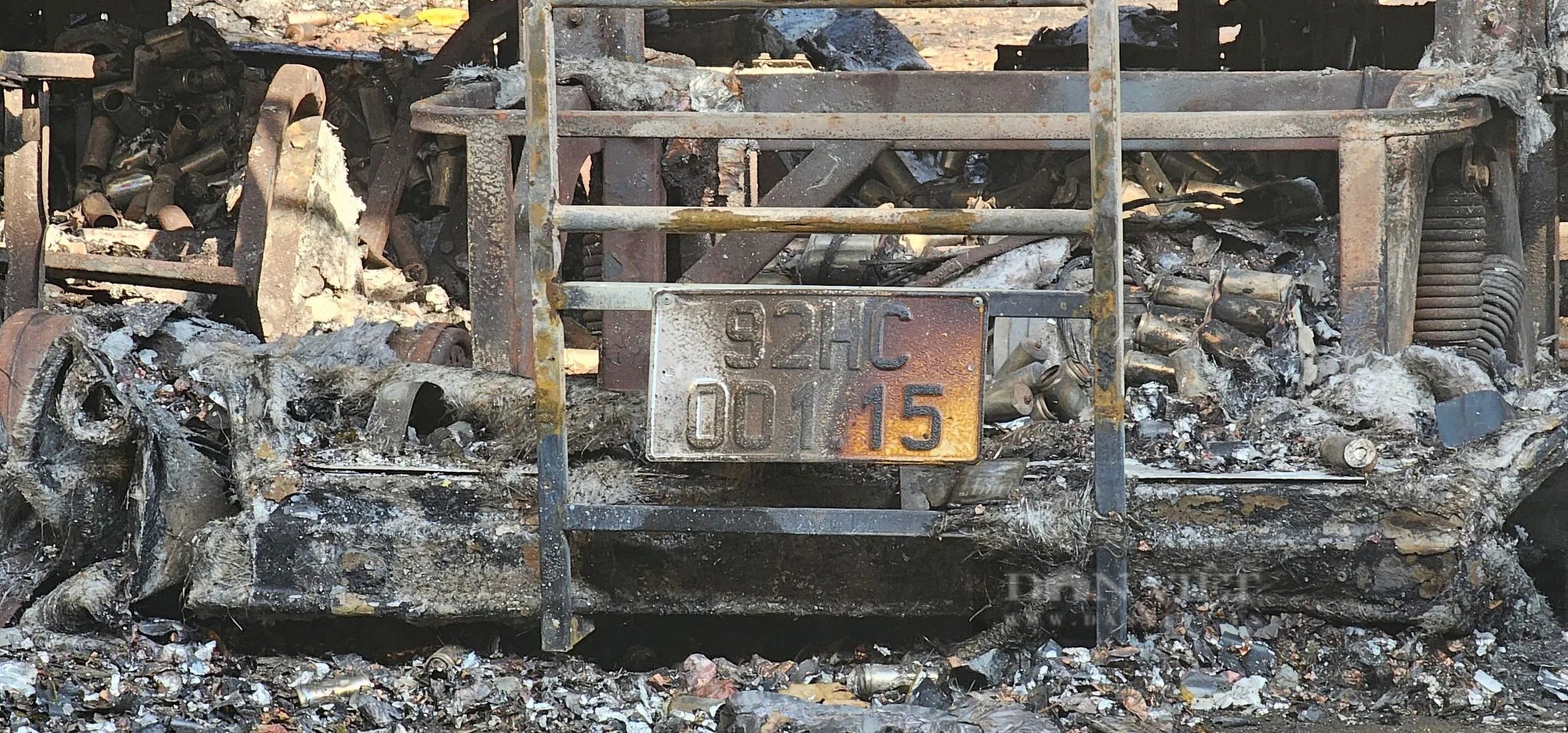 Cận cảnh 40 chiếc xe điện du lịch bị cháy trơ khung ở Quảng Nam- Ảnh 3.