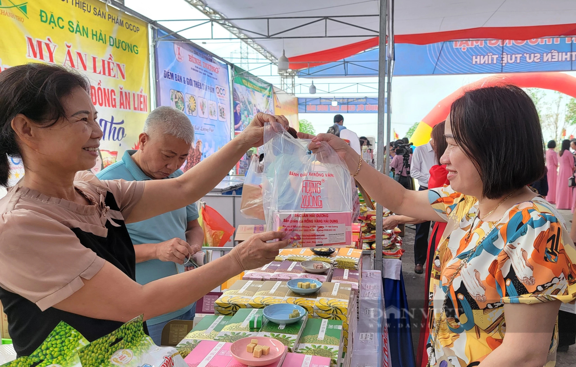 Hải Dương: Nông sản OCOP huyện Cẩm Giàng đang trưng bày giới thiệu tại lễ hội đền Bia- Ảnh 11.
