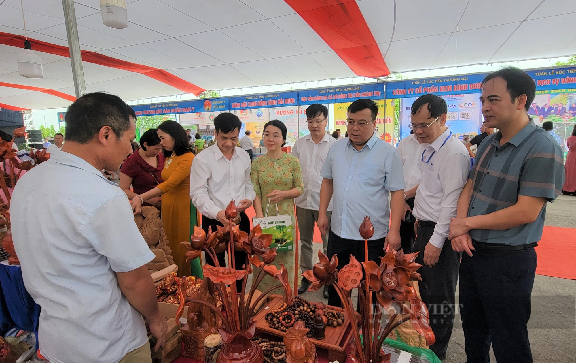 Hải Dương: Nông sản OCOP huyện Cẩm Giàng đang trưng bày giới thiệu tại lễ hội đền Bia- Ảnh 5.
