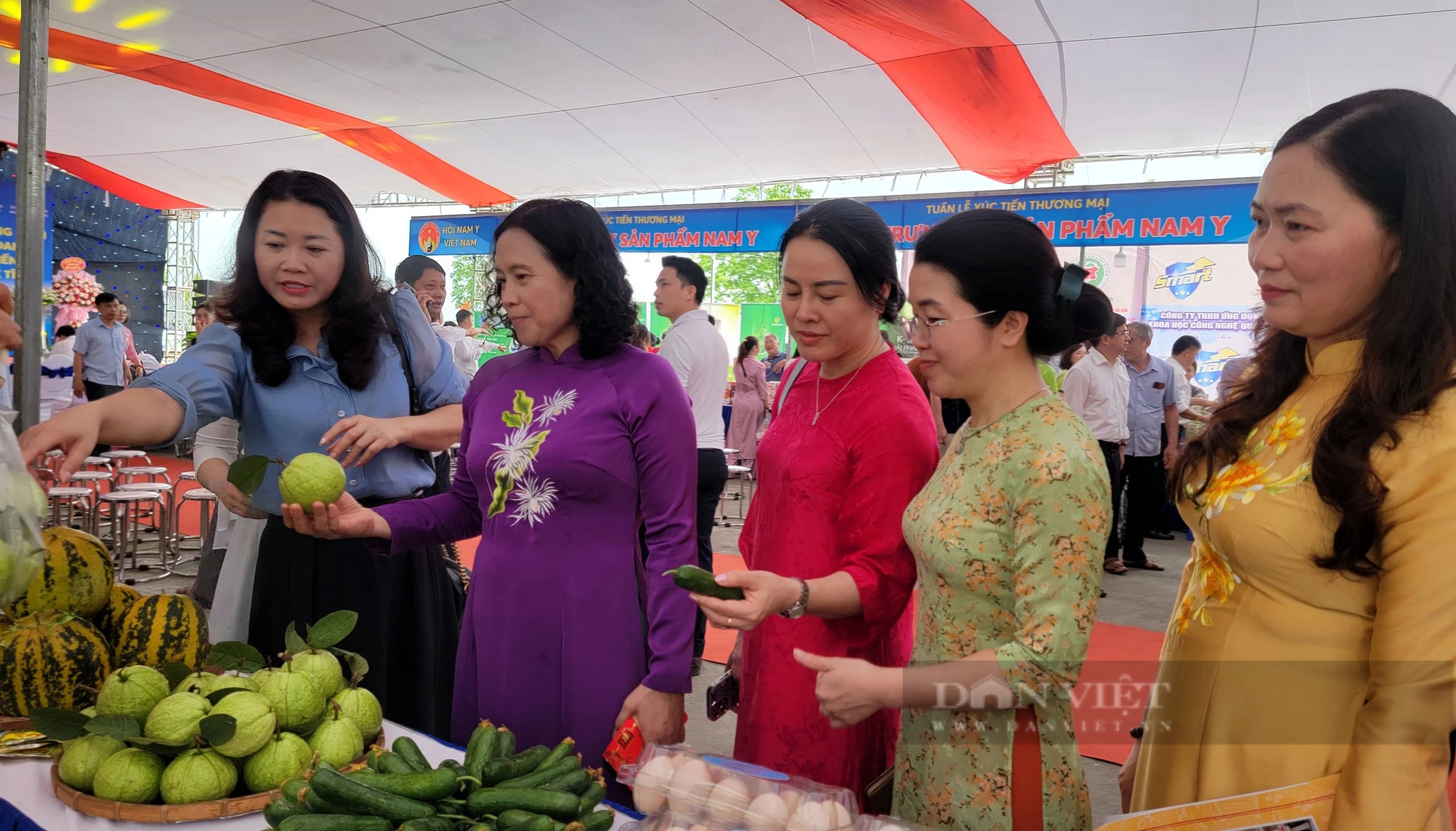 Hải Dương: Nông sản OCOP huyện Cẩm Giàng đang trưng bày giới thiệu tại lễ hội đền Bia- Ảnh 4.