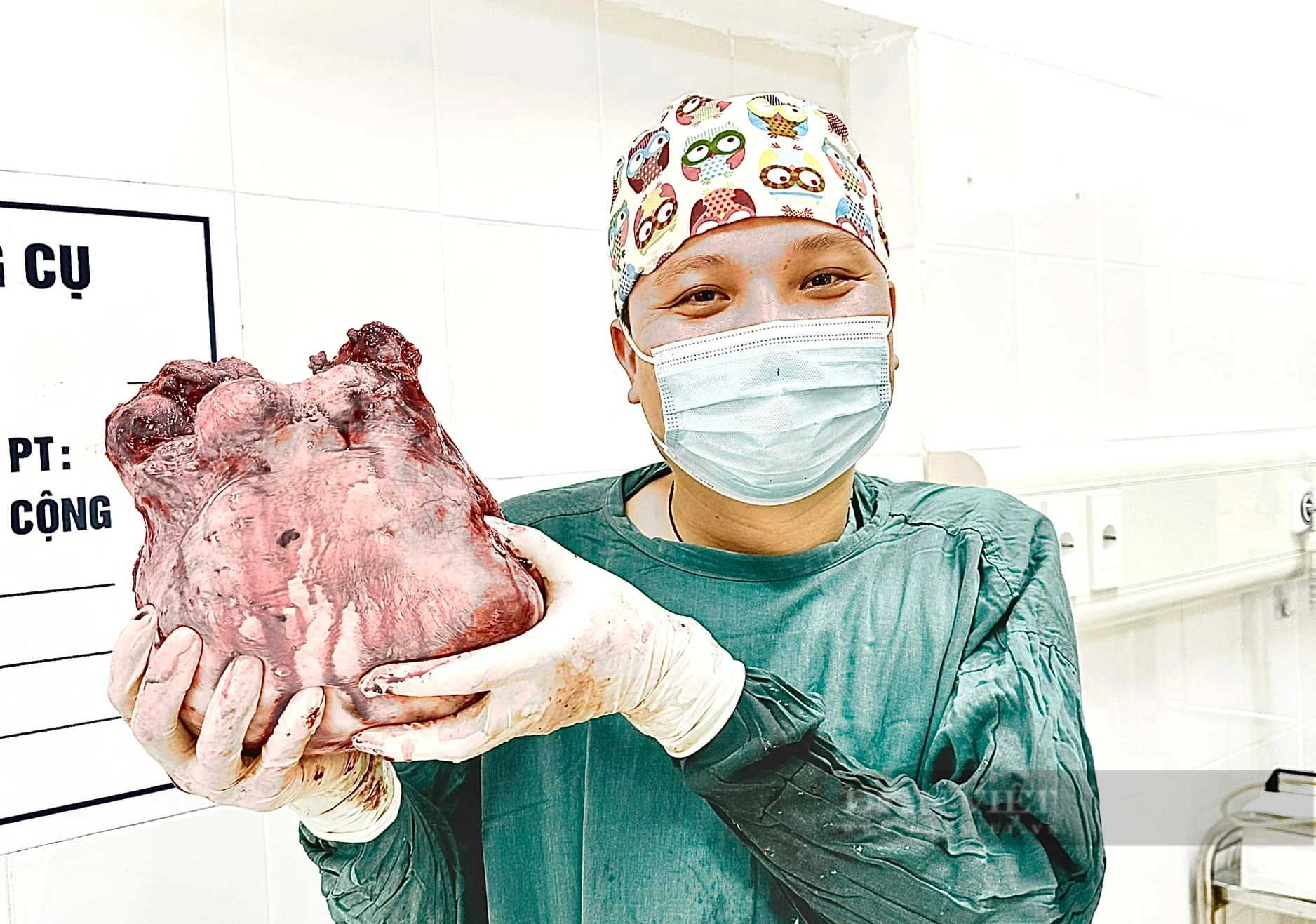 Mổ lấy thai kết hợp cắt khối u 4kg cho sản phụ ở Quảng Trị- Ảnh 1.