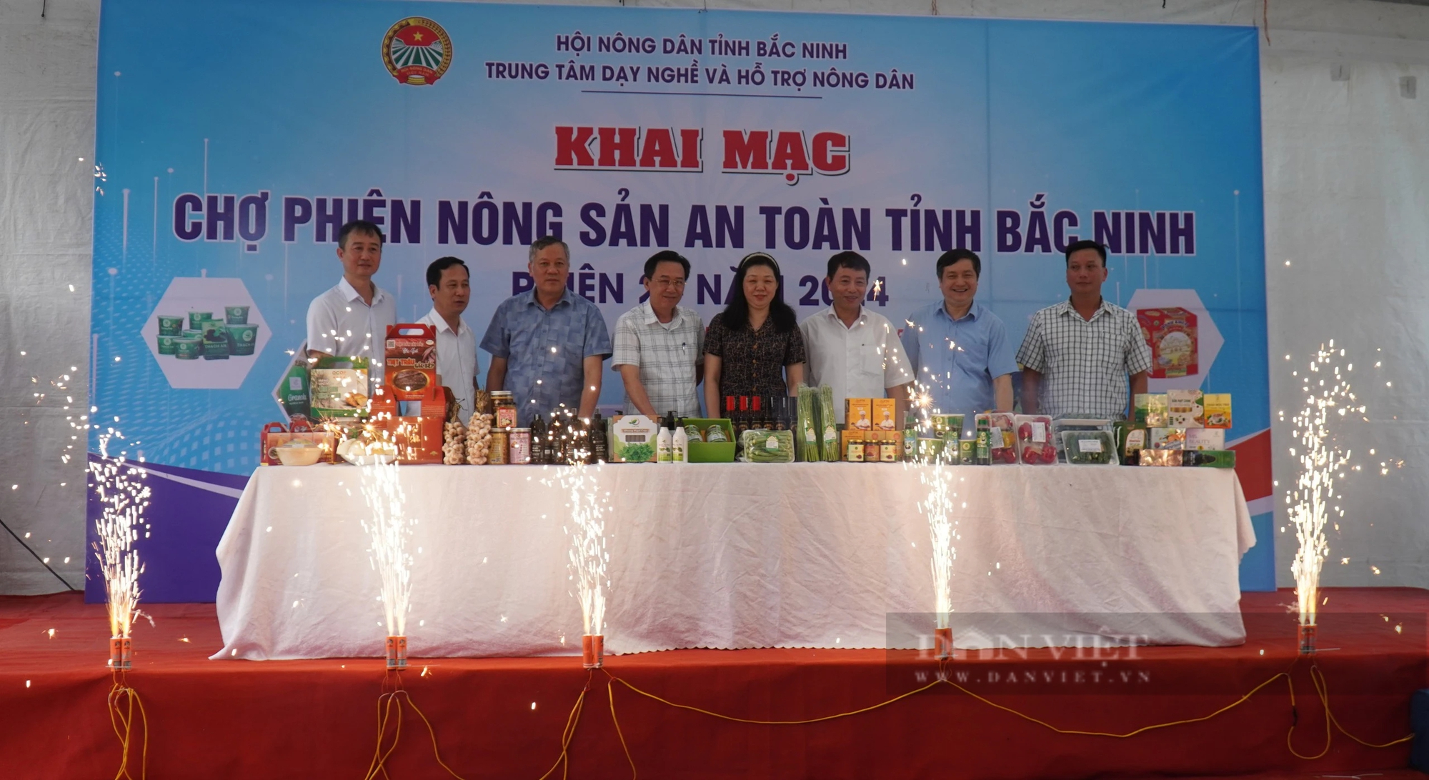 Đến chợ phiên nông sản an toàn tỉnh Bắc Ninh, hội viên nông dân được hướng dẫn cài App Nông dân Việt Nam- Ảnh 1.